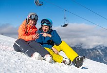 Smartphone auf der Piste nutzen - Benjamin Nolte/dpa-tmn