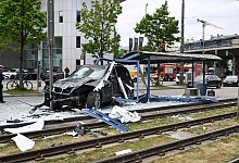 Auto fährt in Haltestelle - Felix Hörhager/dpa