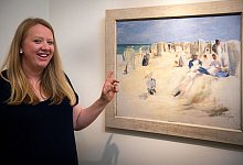 Lucy Wasensteiner, Direktorin der Liebermann-Villa am Wannsee, zeigt ihr Lieblingsgem&auml;lde &laquo;Am Strand von Noordwijk&raquo; (1908). - Paul Zinken/dpa