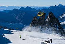 Ein Rettungshubschrauber auf dem Hintertuxer Gletscher - Tom Nebe/dpa-tmn