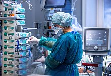 &Auml;rzte und Pflegekr&auml;fte betreuen im Jahr 2021 Patienten auf der Intensivstation der Universit&auml;tsmedizin Rostock. - Jens B&uuml;ttner/dpa-Zentralbild/dpa