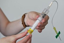 Bluttests, die Kenntnis &uuml;ber gewisse Erbgutfehler beim Baby versprechen, werden ab Freitag in bestimmten F&auml;llen von den Kassen bezahlt. - Tobias Kleinschmidt/dpa