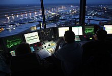Fluglotsen der Deutsche Flugsicherung im Tower - Oliver Berg/dpa/dpa-tmn