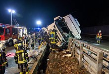 Lkw kippt auf Autobahn um - Fahrer in Lebensgefahr - --/Feuerwehr Porta Westfalica/dpa