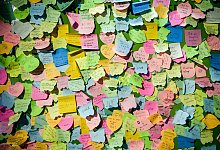 Klebezettel auf einer Wand - Jens Kalaene/dpa-Zentralbild/dpa-tmn