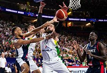 Frankreichs Elie Okobo (l) und Litauens Jonas Valanciunas k&auml;mpfen um den Ball. - Marius Becker/dpa