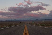Ein T-Shirt f&uuml;r die V&ouml;llerei: Auf dem einsamsten Highway der USA - Verena Wolff/dpa-tmn/dpa