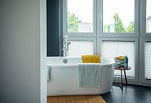 Blick in ein Badezimmer mit Badewanne - Laura Ludwig/dpa-tmn