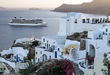 Kreuzfahrtschiff vor Santorini - Philipp Laage/dpa-tmn