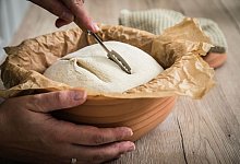 Sauerteig Weizenbrot im Römertopf backen - Christin Klose/dpa-tmn