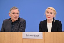 Jan van Aken und Ines Schwerdtner - Soeren Stache/dpa