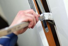 Malerarbeiten mit wei&szlig;er Farbe - Britta Pedersen/dpa-Zentralbild/dpa/Archivbild