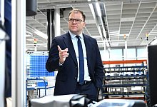 Bundesumweltminister Schneider besucht Rebuy - Elisa Schu/dpa