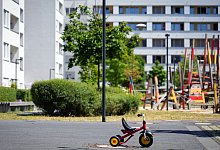 Ein Dreirad für kleine Kinder steht auf einem Innenhof - Soeren Stache/dpa