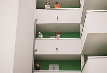 Bewonerinnen des Mehrgenerationen-Wohnprojekts Pauluscarrée - Leo Schöwerling/dpa-tmn