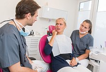 Frau mit Zahnschmerzen beim Zahnarzt - Benjamin Nolte/dpa/dpa-tmn