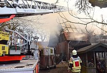 Starke Rauchentwicklung: Ein Gro&szlig;brand in einer Scheune im Paderborner Stadtteil Schlo&szlig; Neuhaus hielt die Feuerwehr in Atem.&nbsp; - Marc K&ouml;ppelmann