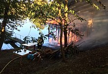 Die Gartenhütte stand komplett in Flammen, so dass auch die umliegende Vegetation anfing zu brennen. - Feuerwehr Lage