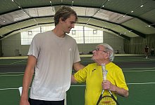 Alexander Zverev spielte mit dem 98 Jahre alten Ukrainer Leonid Stanislavskyi Tennis. - -/DTB/dpa
