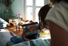 Kind schaut auf Tablet - Annette Riedl/dpa/dpa-tmn