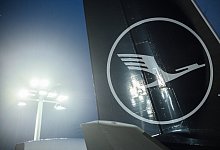 Heckflosse einer Lufthansa-Maschine - Andreas Arnold/dpa