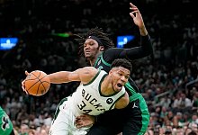 Bucks-Superstar Giannis Antetokounmpo (l) steuerte beim Sieg in Boston ein Triple-Double bei. - Steven Senne/AP/dpa