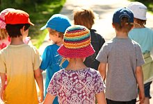 Kinder tragen Sonnenhütchen - Wolfram Steinberg/dpa/dpa-tmn