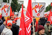 Metaller fordern sieben Prozent mehr Lohn - Daniel Karmann/dpa