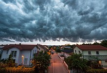 Ein Unwetter zieht über ein Wohngebiet - Armin Weigel/dpa