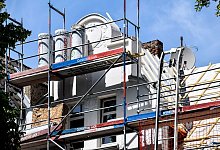 Sanierung an einem Wohnhaus - Kirsten Neumann/dpa-tmn