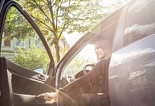 Eine Frau steigt aus einem Auto - Christin Klose/dpa-tmn/dpa