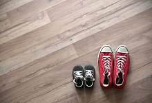 Kinderschuhe - Mascha Brichta/dpa-tmn