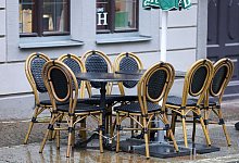 Sechs leere Stühle in einem Cafe. Die Einzelhandelsumsätze sind noch immer niedriger als vor Beginn der Pandemie. - Jan Woitas/dpa-Zentralbild/dpa