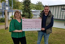 scheckubergabe_tobias-nordmeyer-und-laura-hesse - 1 - SynFlex Elektro GmbH