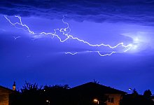 Wenn feuchtwarme und kalte Luftstr&ouml;me aufeinander treffen, baut sich am Himmel eine statische Spannung auf, die sich in einem Blitz entl&auml;dt. Darin kann die Temperatur 30.000 Grad Celsius erreichen. - Matthias Balk/dpa