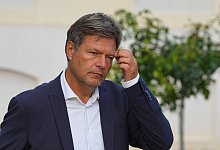 Robert Habeck im Garten von Schloss Meseberg: Der Bundeswirtschaftsminister will bei der Gasumlage nachbessern. - Soeren Stache/dpa