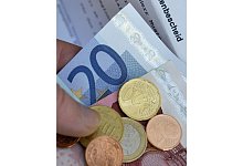 Rentenbescheid - Foto: Hans Wiedl dpa/lbn