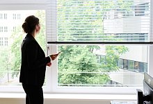 Illustration - Frauen in Topetagen - Annette Riedl/dpa