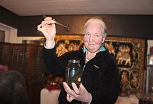 Jahrtausende alte Therapie: Martina Sanders behandelt Menschen und Tiere mit medizinischen Blutegeln. Diese k&ouml;nnen chronische Schmerzen lindern. Jedes Tier darf dabei nur einmalig am Menschen verwendet werden. - Michaela Weisse