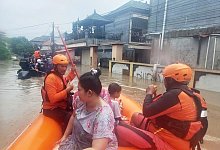 Retter beim Evakuieren bei Überflutungen auf Bali - Uncredited/BASARNAS/AP/dpa-tmn