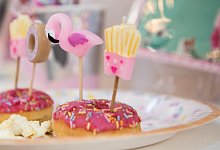 Flamingos als Kuchendeko - Foto: Franziska Gabbert/dpa-tmn