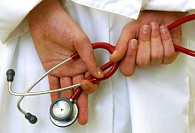Arzt mit Stethoskop - Patrick Pleul/Zentralbild/dpa