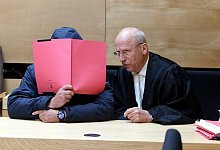 Der angeklagte Polizist in Begleitung seines Verteidigers Holger Rostek.   - Wolfgang Rudolf