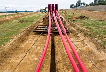 Test von Mehrfachpflug f&uuml;r Drehstromerdkabel - Christophe Gateau/dpa