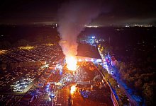 Riesiger Schrottberg in Essen in Flammen - Justin Brosch/dpa