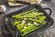 Grüner Spargel vom Grill - Anja Würfl/die-frau-am-grill.de/dpa-tmn