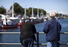 Senioren in Warnem&uuml;nde - Arno Burgi/dpa-Zentralbild/dpa-tmn