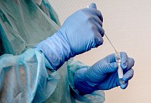 Ein Arzt macht einen Abstrich f&uuml;r einen Corona-Test. - Britta Pedersen/dpa-Zentralbild/Symbolbild