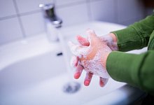 Ein Kind seift seine Finger ein - Foto: Rolf Vennenbernd/dpa/dpa-tmn