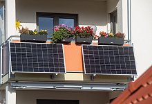 Solarmodule f&uuml;r ein Balkonkraftwerk h&auml;ngen an einem Balkon - Stefan Sauer/dpa/dpa-tmn
